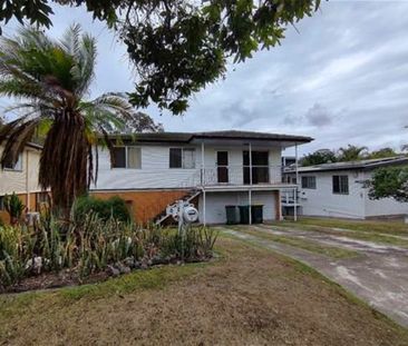 3 bedrooms, 2 bathrooms, double garage + 2 open parks, balcony, Air... - Photo 3