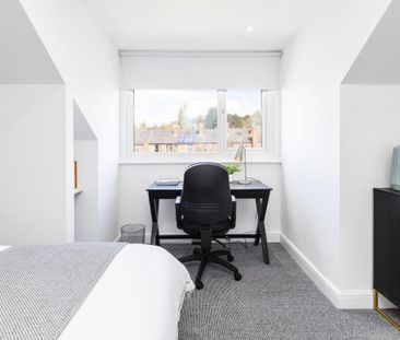 INCREDIBLE Student Property near Uni - Photo 2