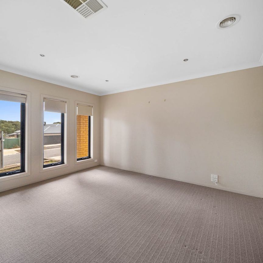 Spacious Modern Family Living in Prime Kangaroo Flat Location - Photo 1