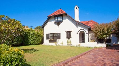 North East Facing Expansive Family Home, Dress-circle location, Pool and Parking for 4 Cars - Photo 4