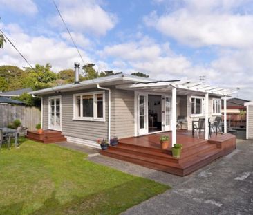 Welcoming home steps away from Isel Park - Photo 1