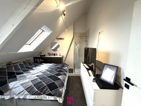 Gerenoveerd duplex-appartement met 2 slaapkamers, erg goed gelegen op een rustige, mooie en brede laan te Heist. - Photo 5