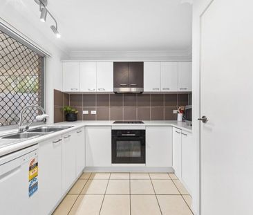 Stylish 3-Bedroom Townhouse in Peaceful Bridgeman Manor Complex - Photo 2