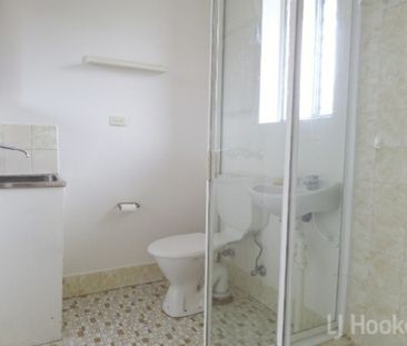 Bedsit Unit With Reverse Cycle Air conditioning - Photo 6