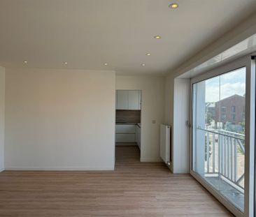 Instapklaar, gerenoveerd appartement met 2 slaapkamers en terras! - Photo 2