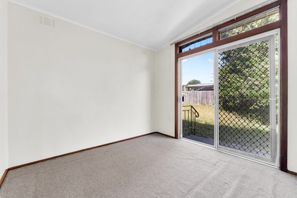 Comfortable Family Home in Prime Glen Waverley Location - Photo 1