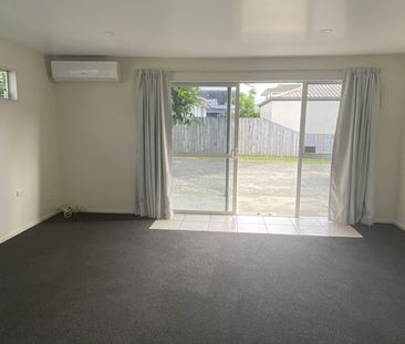 Tidy Two Bedroom in Kensington! - Photo 2