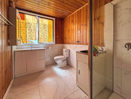 Neat & Private Two-Bedroom Bungalow - Photo 2