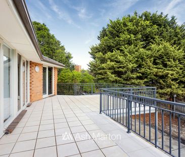 Spacious Family Home with Garden, Balcony, and Versatile Living Spaces - Photo 5