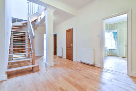 Spacious six bedroom home with double garage and garden located in Southborough - Photo 2