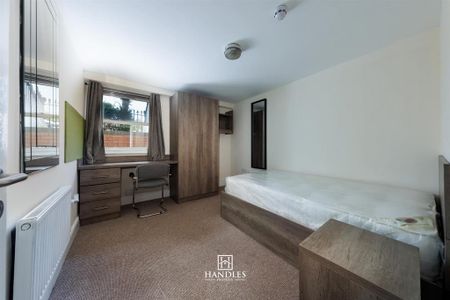 8 bedroom flat to rent - Photo 5