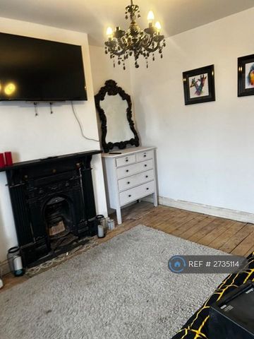 1 bedroom in a house share to rent - Photo 2