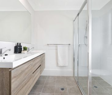 Modern & Incredibly Spacious Townhouse - Photo 1