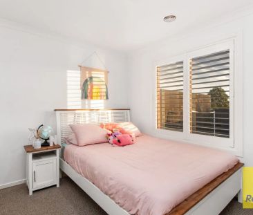 STUNNING 4 BEDROOM HOME IN NARRE WARREN WITH 2 LIVING AREAS! - Photo 2