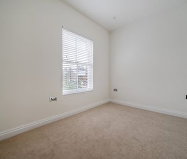4 bedroom semi-detached house to rent - Photo 4