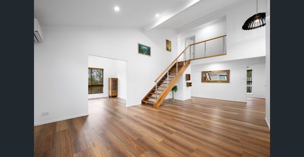 Beautiful 5-bedroom family home with a pool, in a perfect location, Helensvale!! - Photo 1