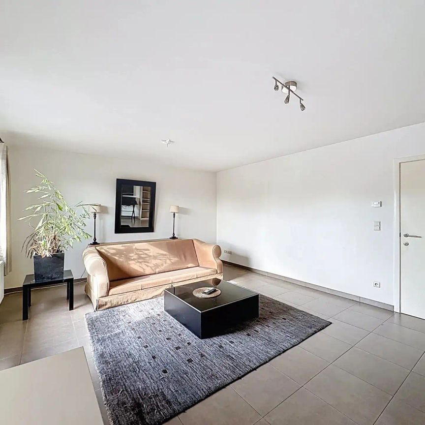 Ruim appartement met 2 slaapkamers, terras en overdekte staanplaats. - Photo 1