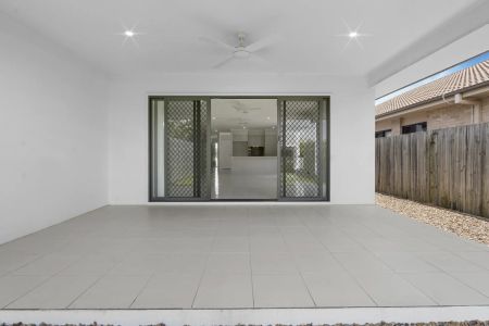 Modern living townhouse with close proximity to schools and public transport - Photo 2