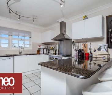 Benowa Beauty - Great Family Home in Central Location - Photo 6
