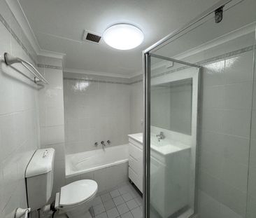 Newly renovated, 2 bed, 1 bath, 1 pkg with A/C and timber flooring - Photo 5