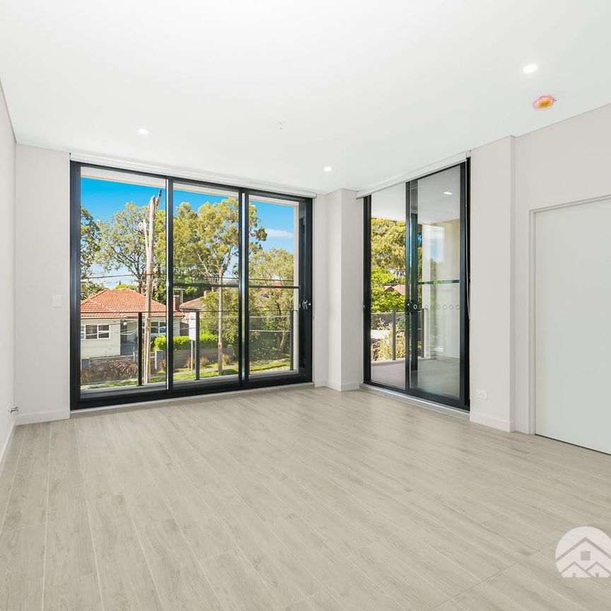 Modern 2 Bedrooms High Level Apartment In Prime Location For Lease!! - Photo 1