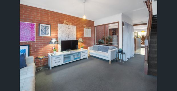 Charming Fully Furnished Townhouse in heart of CBD! - Photo 1