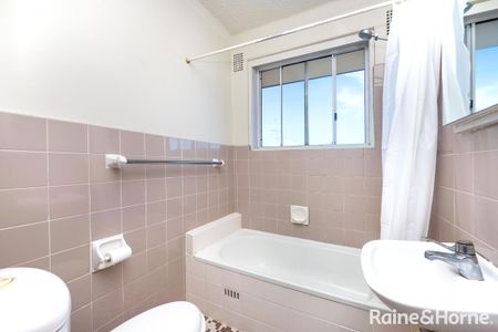 Cosy well presented apartment close to transport - Photo 4