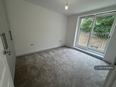 3 bedroom semi-detached house to rent - Photo 3