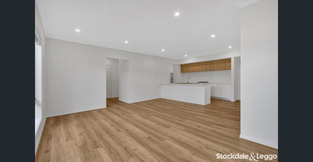 Modern and Spacious 4-Bedroom Townhouse - Photo 1