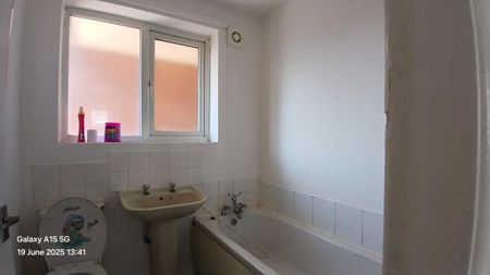 3 bedroom terraced house to rent - Photo 4