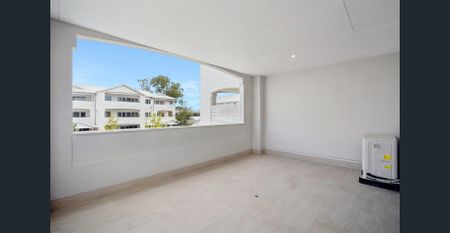 Spacious, Modern 2x2 apartment in secure building - Photo 2