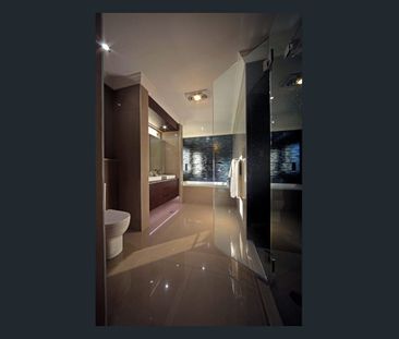Impressive Family Home With Pool, Theatre Room & Exceptional Entert... - Photo 4