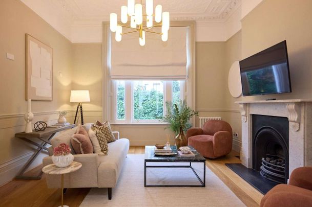 A very spacious family house situated on the Phillimore Estate. - Photo 1