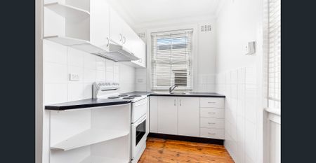 Light Filled Apartment In Prime Location - Photo 2