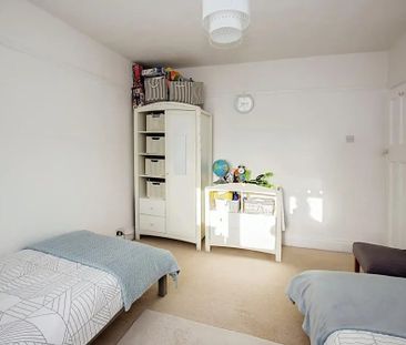 3 Bed Terraced House, Dereham Road, IG11 - Photo 5