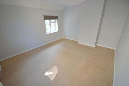 Bedroom Semi-detached House In Farncombe, GU7 - Photo 4