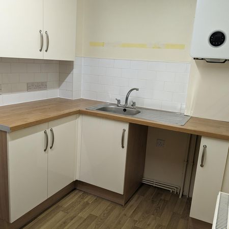 ***Apply online ** 1 Bed over 55’s flat. Adapted walk in shower. Martyr’s Reach - Photo 4