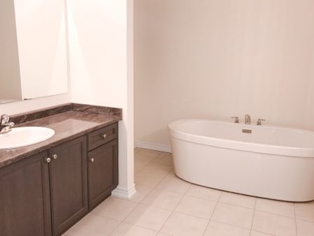 For Lease - 30 Deepwood Crescent, East Gwillimbury, Ontario - Photo 3