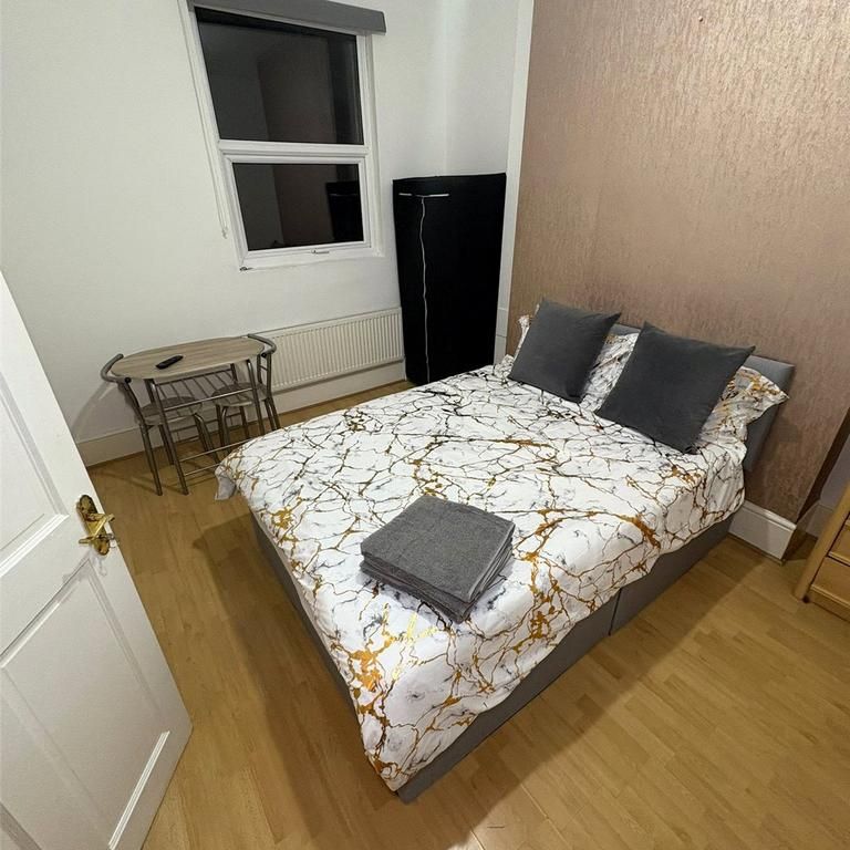 1 bedroom in a house share to rent - Photo 1