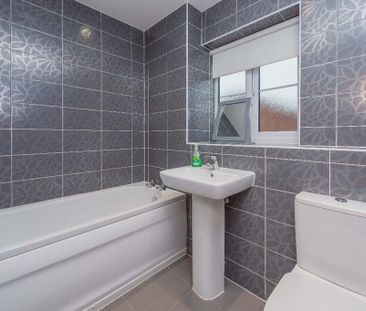 5 bedroom detached house to rent - Photo 2