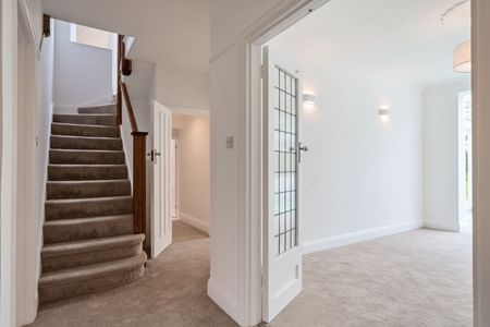 Terraced House to rent - Eastlands Crescent, London, SE21 - Photo 2