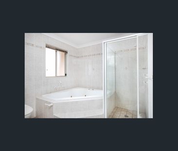 Spacious and Stylish Townhouse on the edge of Wollongong CBD - Photo 4