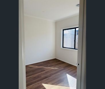 Property available-$590perweek/4 bedroom/3bath/2 car garage - Photo 5