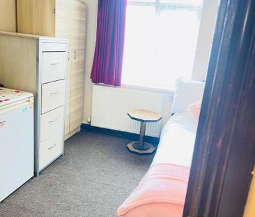 1 bedroom in a house share to rent - Photo 2