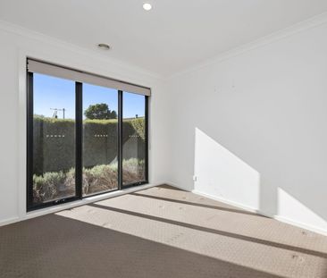 Private & Beautifully Presented 4-Bedroom Family Home - Photo 2