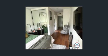 Fully renovated with private leafy outlook - Photo 3