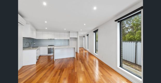 Parkside Oasis - Fully Fenced and Pet Friendly - Photo 1