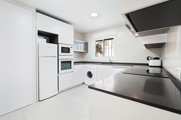 2 room luxury Apartment for rent in Estepona, Andalusia - Photo 1