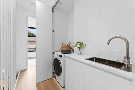 “Fully Furnished Modern Townhouse in Vibrant St Kilda” - Photo 3