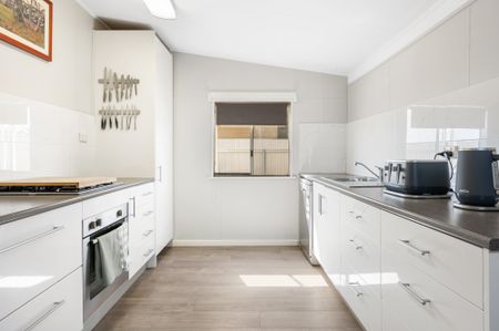 Fully Furnished Cottage - Photo 2
